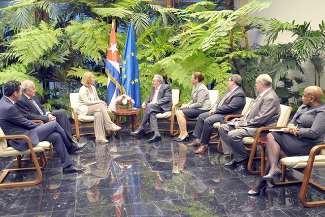 Chủ tịch Cuba Raul Castro tiếp Đại diện cấp cao của EU