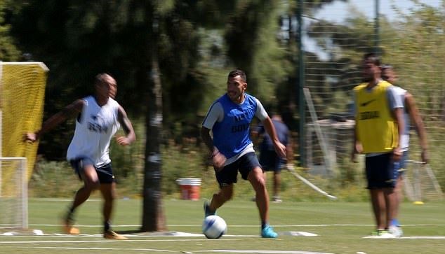 Carlos Tevez rạng rỡ trong lần thứ 3 tái ngộ Boca Juniors