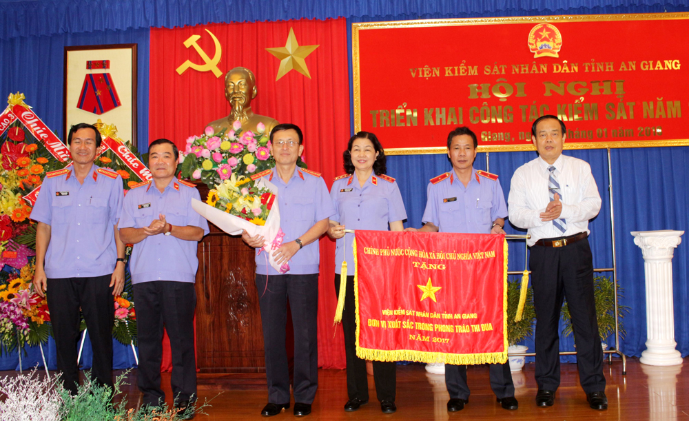 Tặng hoa và trao Cờ thi đua Chính phủ cho tập thể VKSND tỉnh