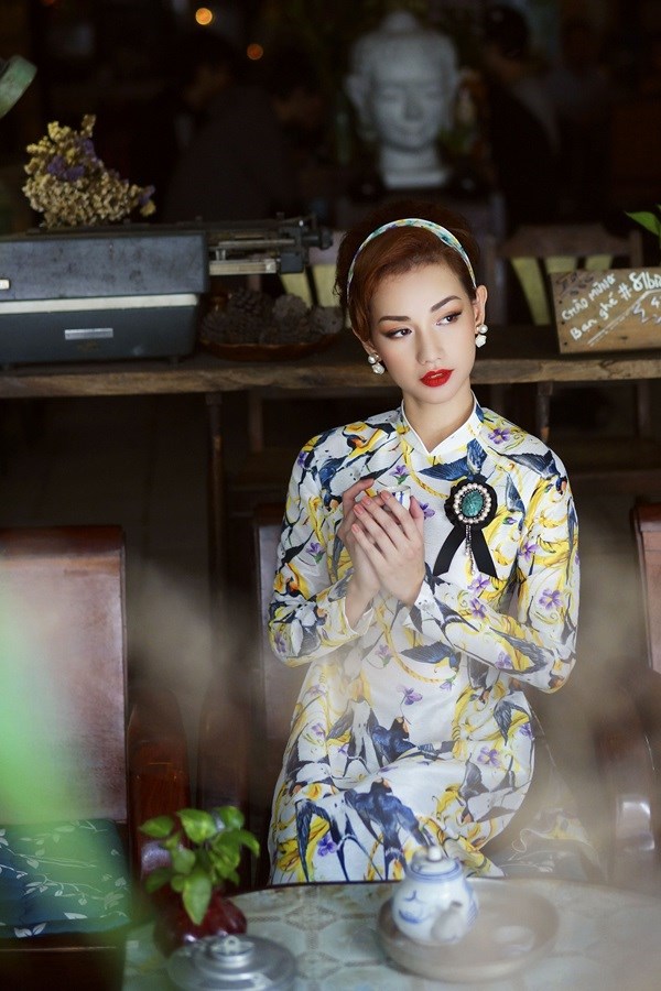 Quỳnh Chi thực hiện bộ ảnh cùng áo dài cổ điển, thể hiện nét đẹp hồn hậu của phụ nữ Sài Gòn xưa.