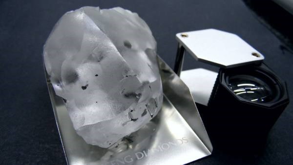 Phát hiện viên kim cương khổng lồ cực hiếm
