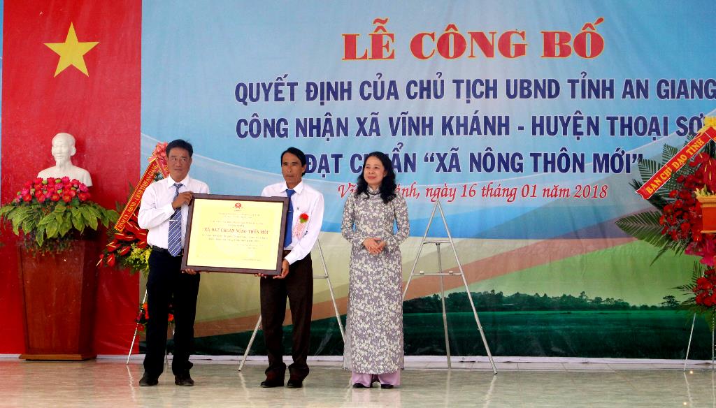 Bí thư Tỉnh ủy Võ Thị Ánh Xuân trao bảng công nhận xã Vĩnh Khánh đạt chuẩn nông thôn mới 