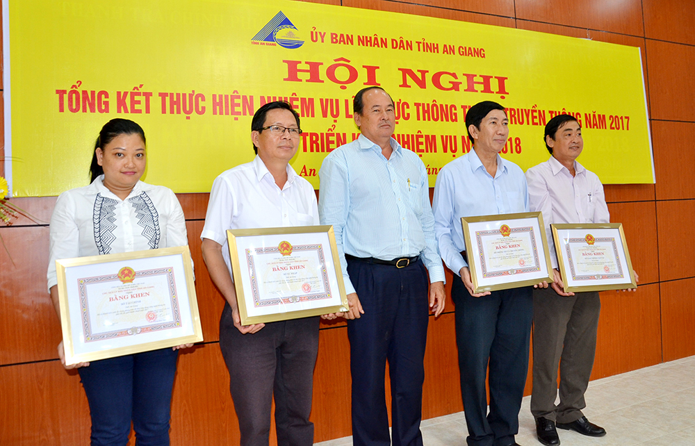 Phó Chủ tịch UBND tỉnh Nguyễn Thanh Bình trao Bằng khen cho các tập thể 