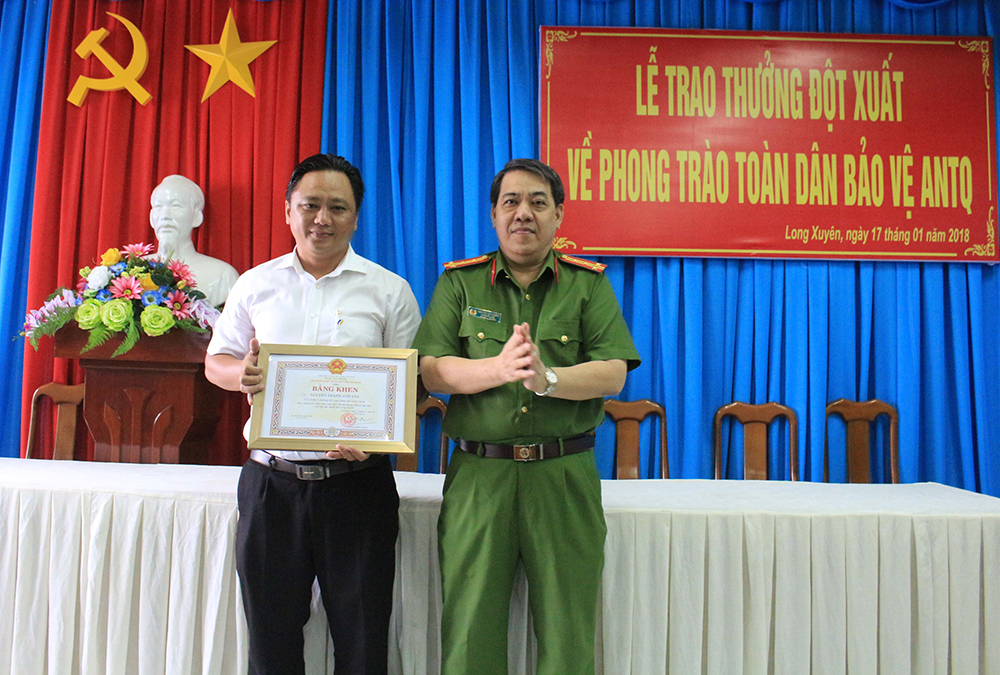 Đại tá Nguyễn Tấn Phước trao Bằng khen của UBND tỉnh cho anh Nguyễn Thành Anh Tân vì đã truy bắt được tội phạm