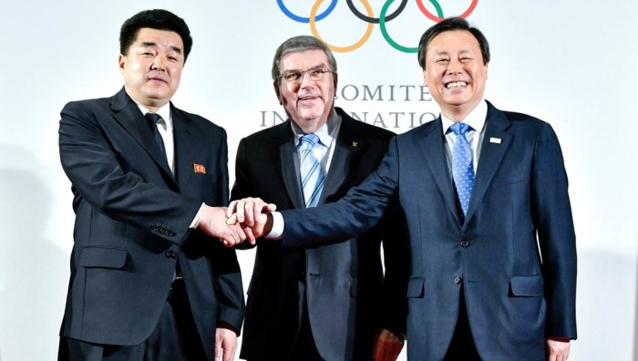 CHDCND Triều Tiên chính thức được gửi 22 VĐV dự Olympic mùa đông 2018 sau cuộc họp với Chủ tịch IOC Thomas Bach (giữa)AFP