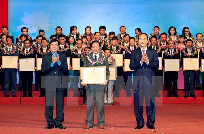 Chủ tịch nước Trần Đại Quang tặng hoa cho các Chủ tịch công đoàn cơ sở có thành tích đặc biệt xuất sắc. (Ảnh: Nhan Sáng/TTXVN)