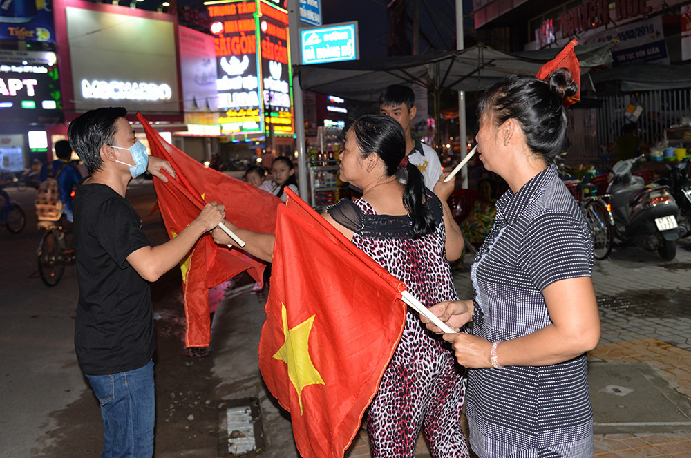 U.23 Việt Nam làm lên kỳ tích, hàng ngàn người xuống đường mừng chiến thắng