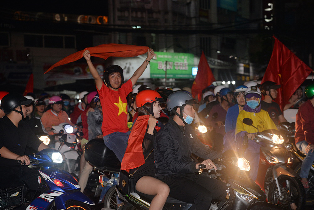 U.23 Việt Nam làm lên kỳ tích, hàng ngàn người xuống đường mừng chiến thắng