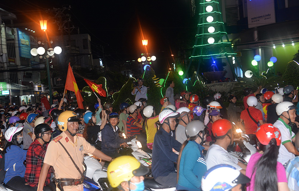 U.23 Việt Nam làm nên kỳ tích, hàng ngàn người xuống đường mừng chiến thắng