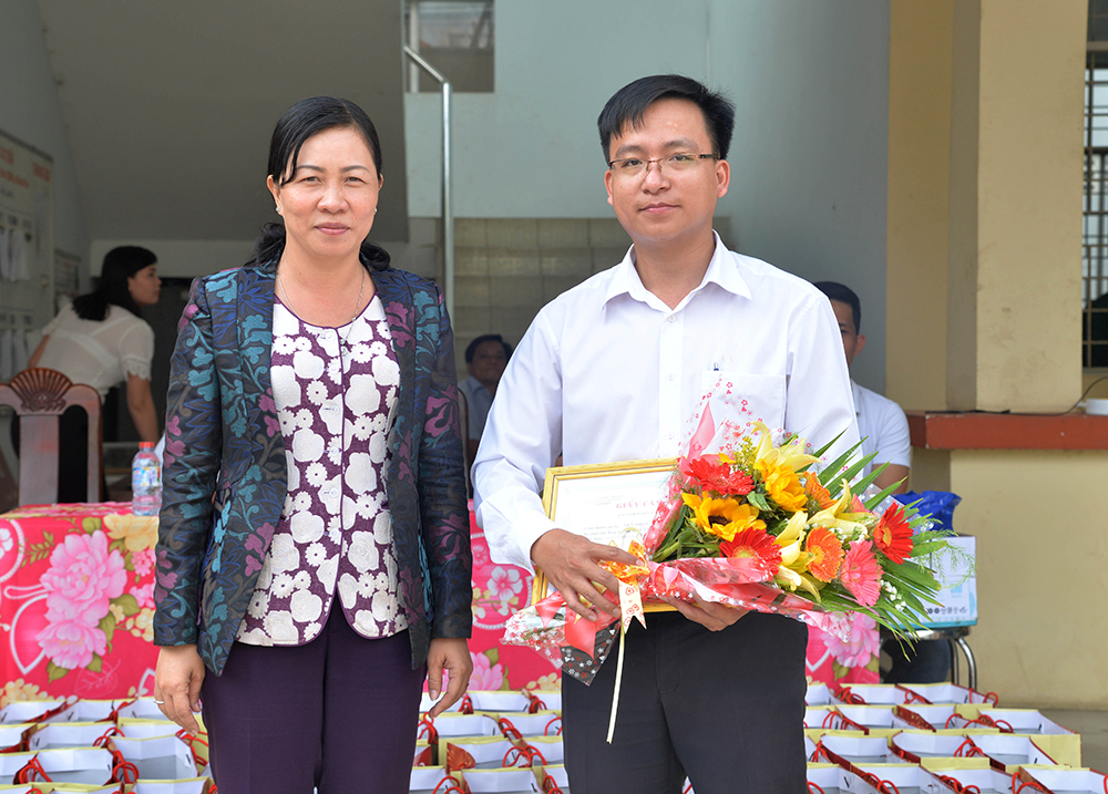 Lãnh đạo xã Bình Hòa tặng hoa và Giấy Cảm tạ cho đại diện nhà tài trợ