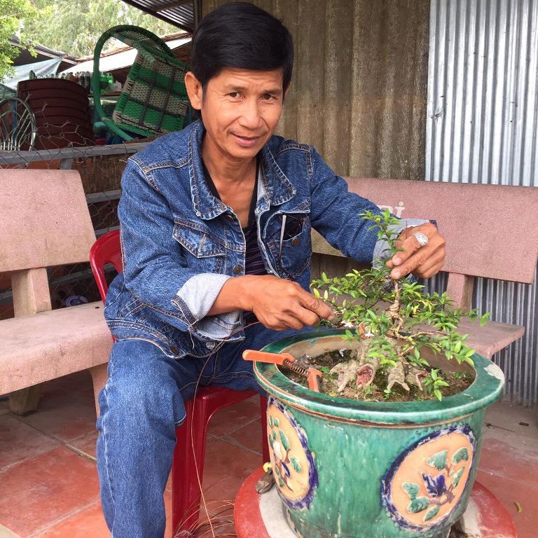 Anh Phạm Ngọc Văn dành sự đam mê cho cây kiểng