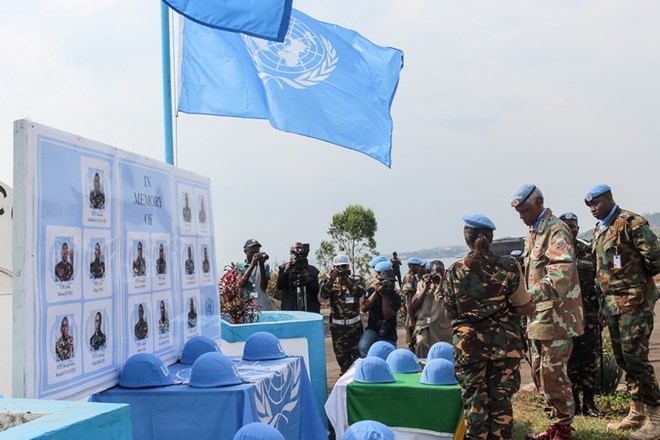 Tưởng niệm các binh sỹ thuộc lực lượng gìn giữ hòa bình Liên hợp quốc thiệt mạng tại Goma, Cộng hòa Dân chủ Congo ngày 15-12-2017. (Ảnh: AFP/TTXVN)
