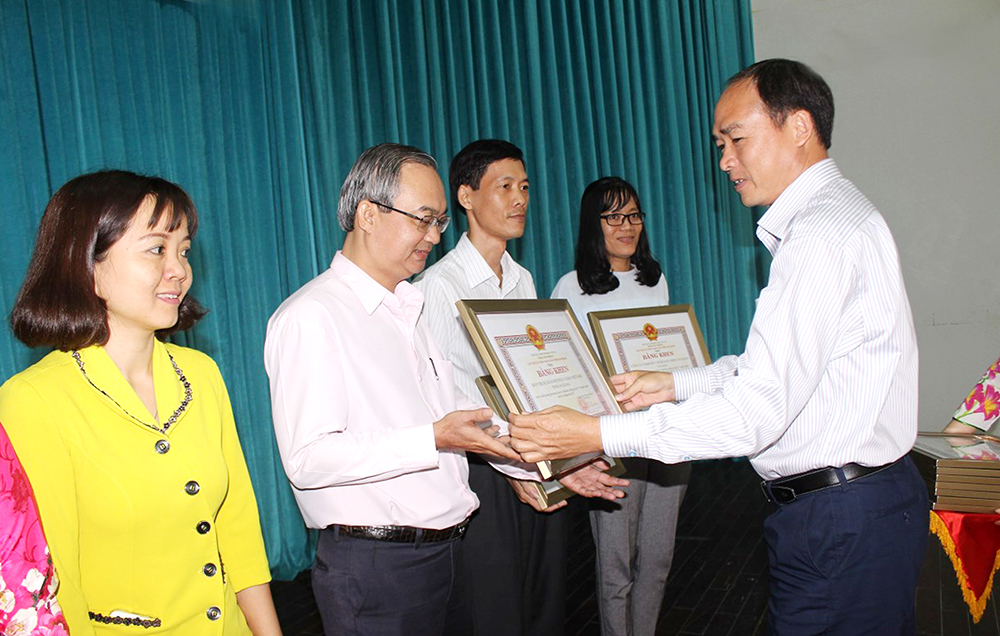 Phó Chủ tịch UBND tỉnh Lâm Quang Thi trao Bằng khen cho các tập thể