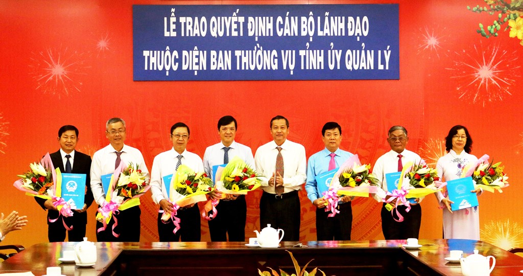 Phó Chủ tịch UBND tỉnh Lê Văn Nưng trao quyết định và hoa cho các cán bộ