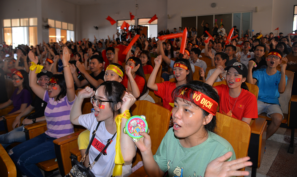 Long Xuyên ngập tràn cờ đỏ sao vàng cổ vũ U.23 Việt Nam