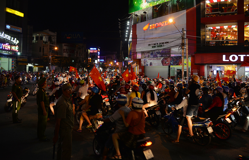 Dân Long Xuyên xuống đường mừng U.23 Việt Nam đoạt Huy chương bạc  Giải U.23 Châu Á