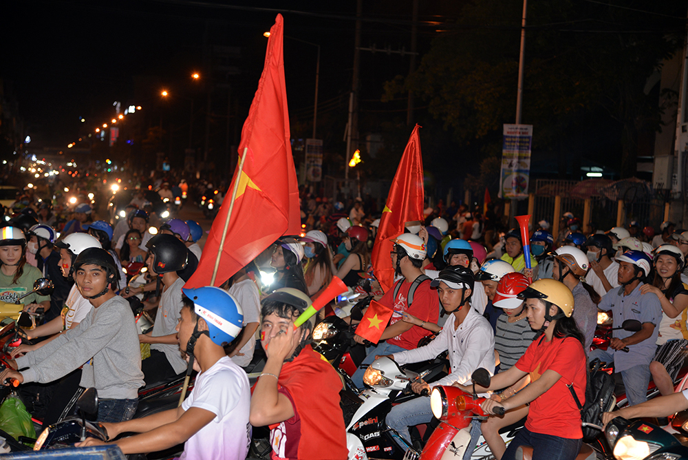 Dân Long Xuyên xuống đường mừng U.23 Việt Nam đoạt Huy chương bạc  Giải U.23 Châu Á