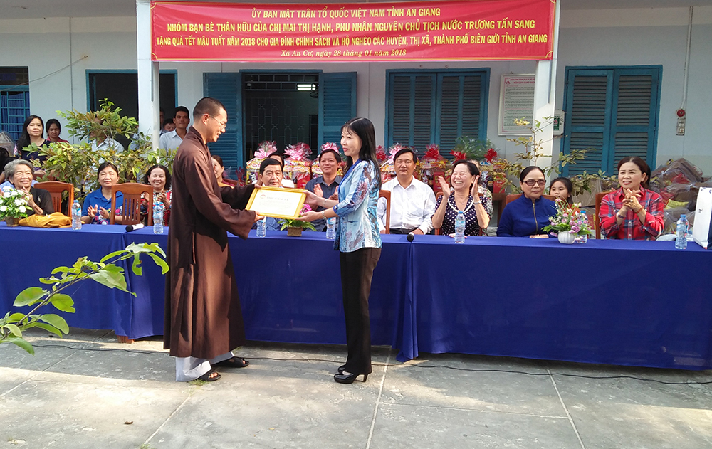 Phu nhân nguyên Chủ tịch nước Trương Tấn Sang tặng 500 phần quà Tết cho 2 huyện Tịnh Biên và Tri Tôn