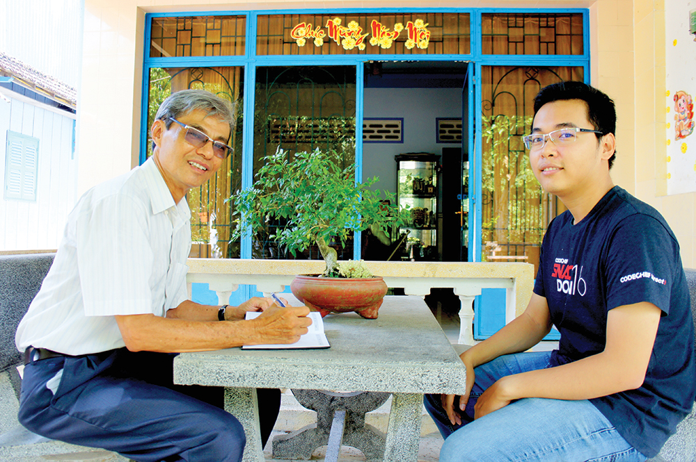 Phóng viên Báo An Giang trao đổi với Lê Yên Thanh (phải) về dự án Start-up “Umbala”