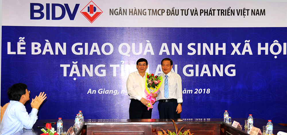 Chủ tịch UBND tỉnh Vương Bình Thạnh tặng hoa cảm ơn Ngân hàng BIDV