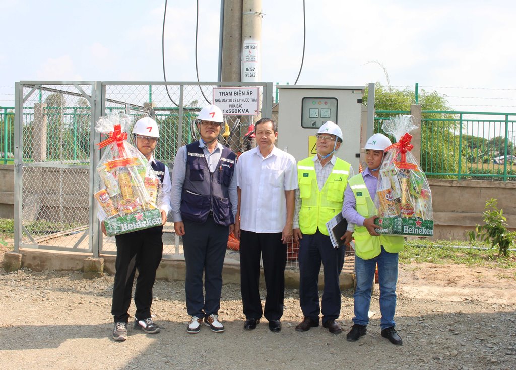 Phó Chủ tịch UBND tỉnh Lê Văn Nưng tặng quà Tết cho cán bộ, công nhân nhà máy xử lý nước thải Bình Đức