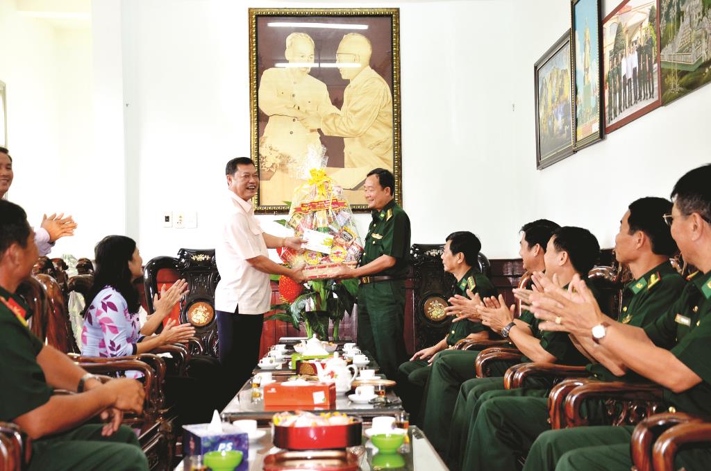 Phó Bí thư Thường trực Tỉnh ủy Võ Anh Kiệt tặng quà cho CB, CS Bộ Chỉ huy Bộ đội BP tỉnh 