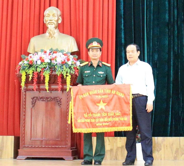Chủ tịch UBND tỉnh Vương Bình Thạnh trao cờ dẫn đầu cho đơn vị xuất sắc trong thực hiện nhiệm vụ