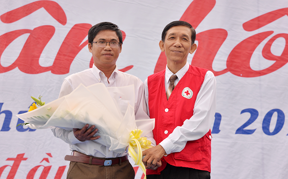 Chủ tịch Hội Chữ Thập đỏ tỉnh Ngô Văn Sở tri ân điển hình tiêu biểu trong phong trào hiến máu tình nguyện