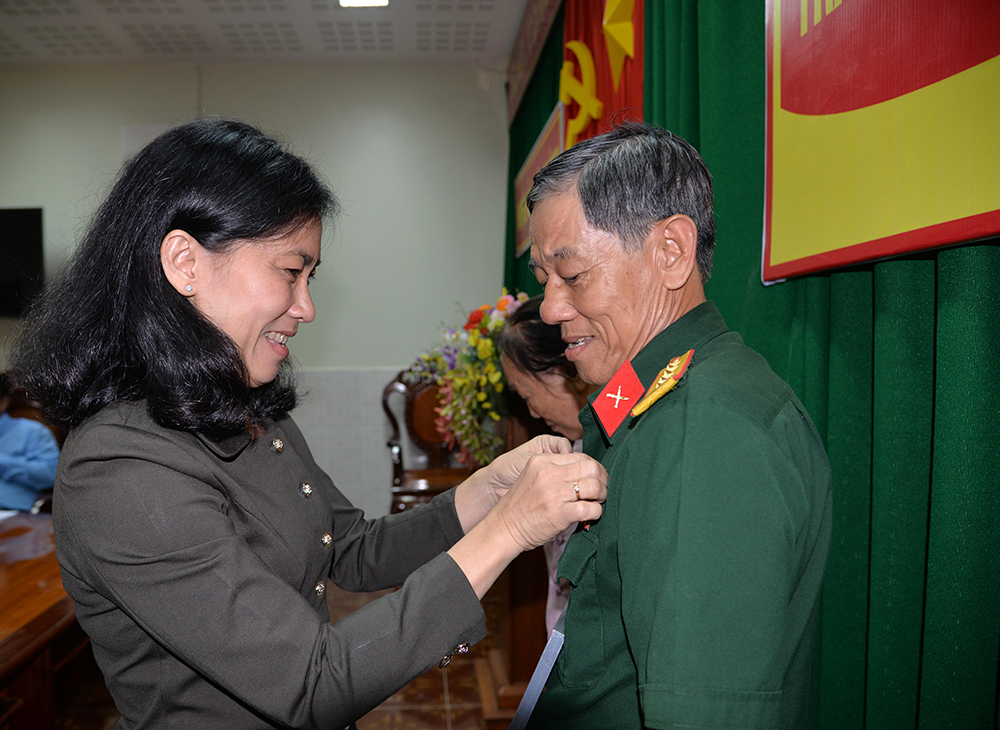 Huyện ủy Châu Thành: Trao Huy hiệu 40, 30 năm tuổi Đảng
