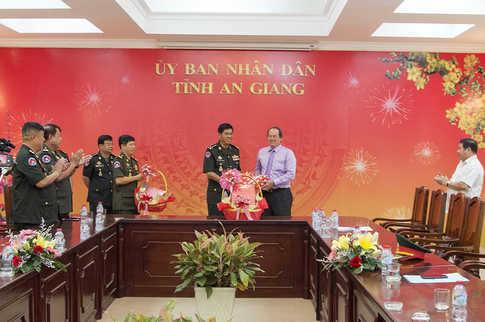 Bộ Tư lệnh Lục quân Campuchia thăm, chúc Tết UBND tỉnh