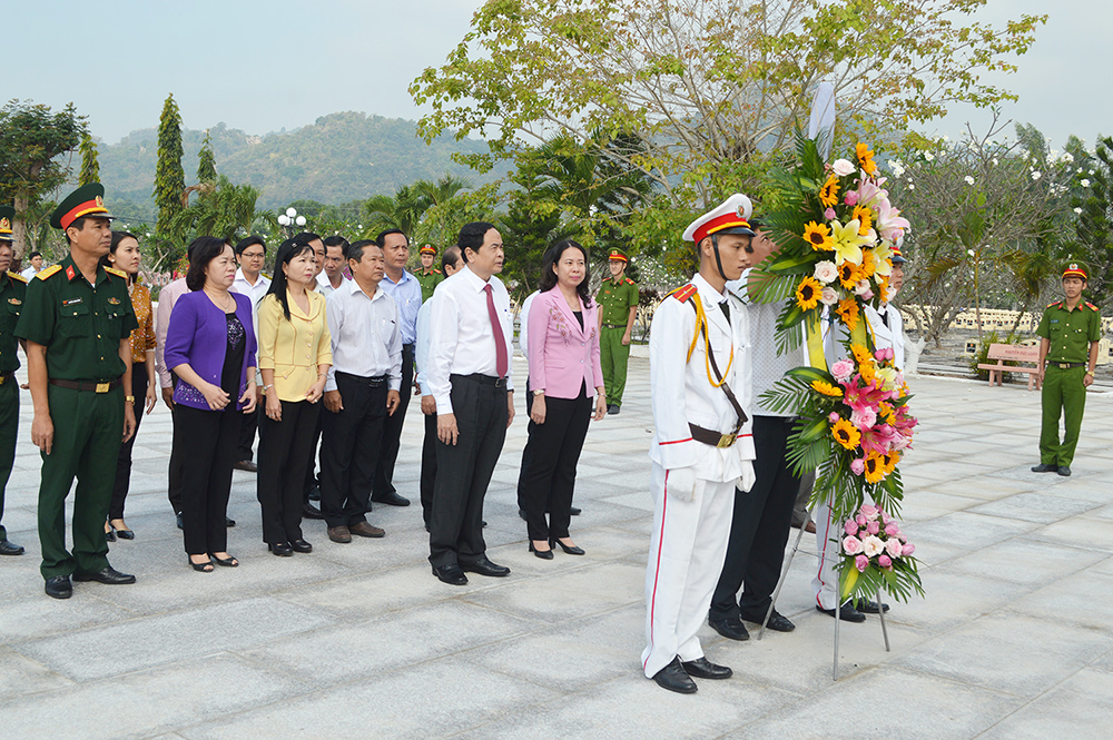 Chủ tịch Ủy ban Trung ương MTTQ Việt Nam tặng quà Bộ đội Biên phòng và hộ nghèo 2 huyện Tịnh Biên và Tri Tôn