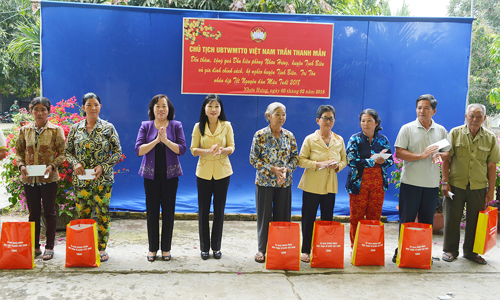 Chủ tịch Ủy ban Trung ương MTTQ Việt Nam tặng quà Bộ đội Biên phòng và hộ nghèo 2 huyện Tịnh Biên và Tri Tôn