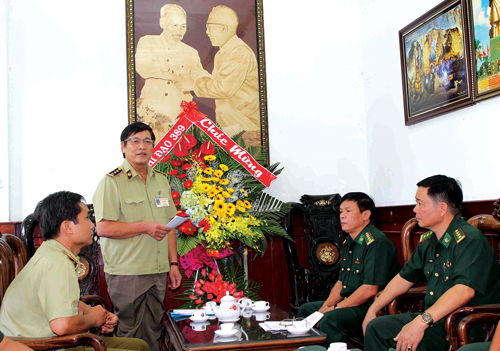 Ông Phan Lợi, Phụ trách Cơ quan Chỉ đạo 389 tỉnh đọc quyết định khen thưởng đột xuất của Chủ tịch UBND tỉnh An Giang cho tập thể, cá nhân Đội Đặc nhiệm của Bộ đội Biên phòng An Giang có thành tích xuất sắc trong CBL thuốc lá