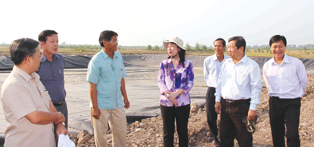 Bí thư Tỉnh ủy Võ Thị Ánh Xuân (thứ 4, từ trái sang) khảo sát tình hình thu hút đầu tư trên địa bàn Tri Tôn