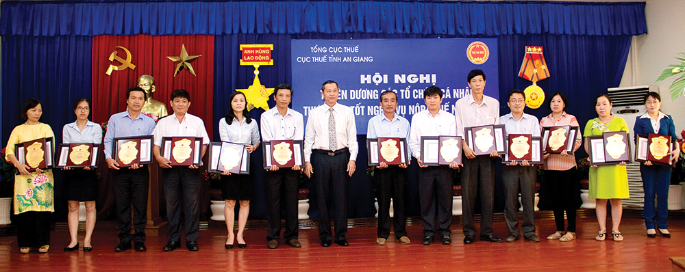 Phó Chủ tịch UBND tỉnh Lê Văn Nưng trao Bằng khen của UBND tỉnh cho doanh nghiệp có thành tích nộp thuế tốt năm 2016