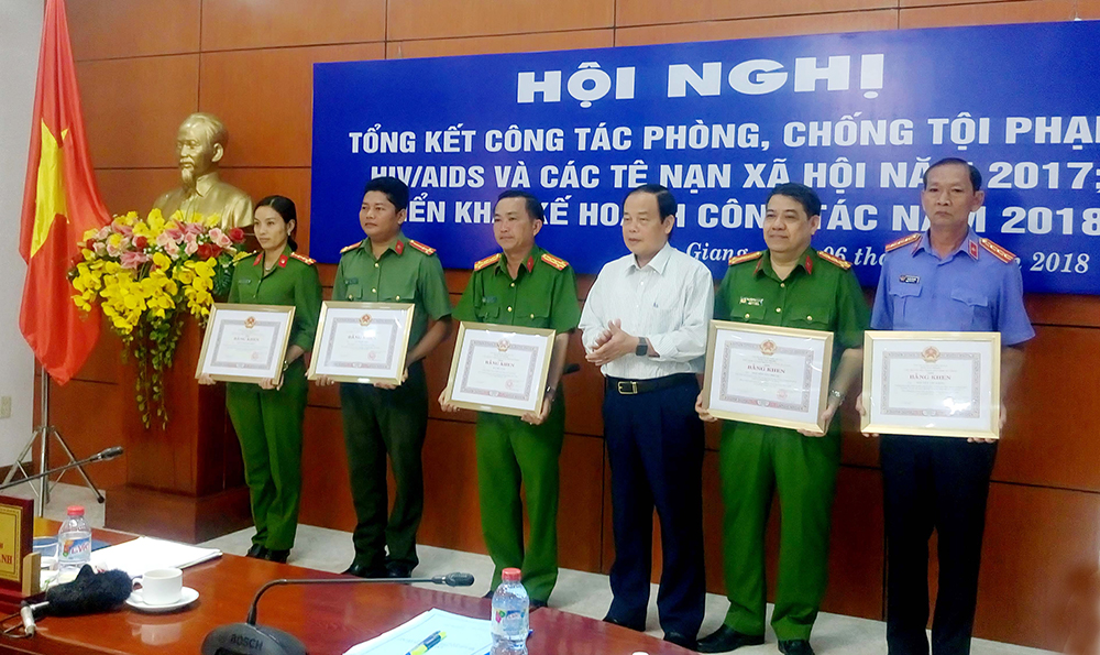 Khen thưởng cá nhân có thành tích xuất sắc trong đấu tranh, phòng chống tội phạm năm 2017