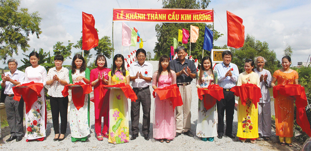Niềm vui của lãnh đạo huyện và Nhân dân trong ngày khánh thành cầu nông thôn Kim Hương (xã Định Mỹ)