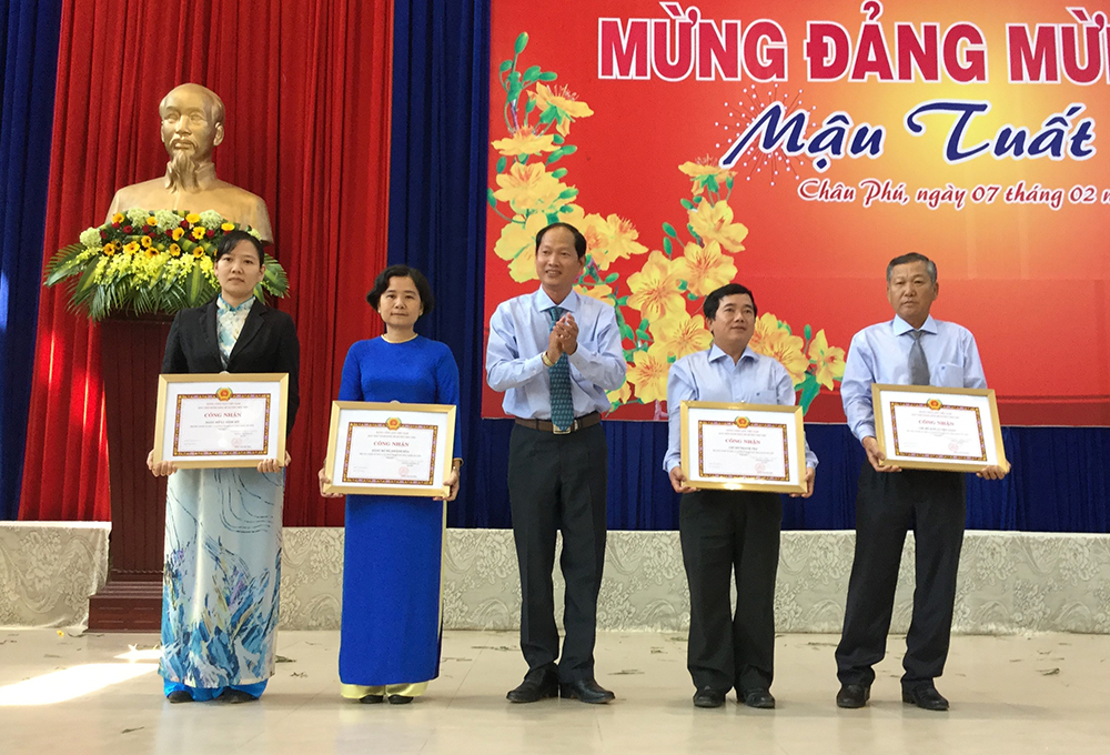 Bí thư Huyện ủy Châu Phú Trần Thanh Nhã trao Giấy công nhận đơn vị đạt trong sạch vững mạnh tiêu biểu cho các chi, đảng bộ.