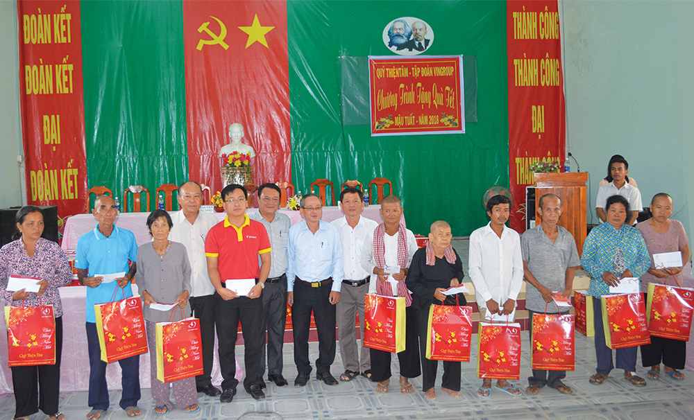 Báo An Giang kết hợp quỹ Thiện Tâm (Tập đoàn Vingroup) tặng quà Tết cho người nghèo và đồng bào Khmer huyện Tri Tôn