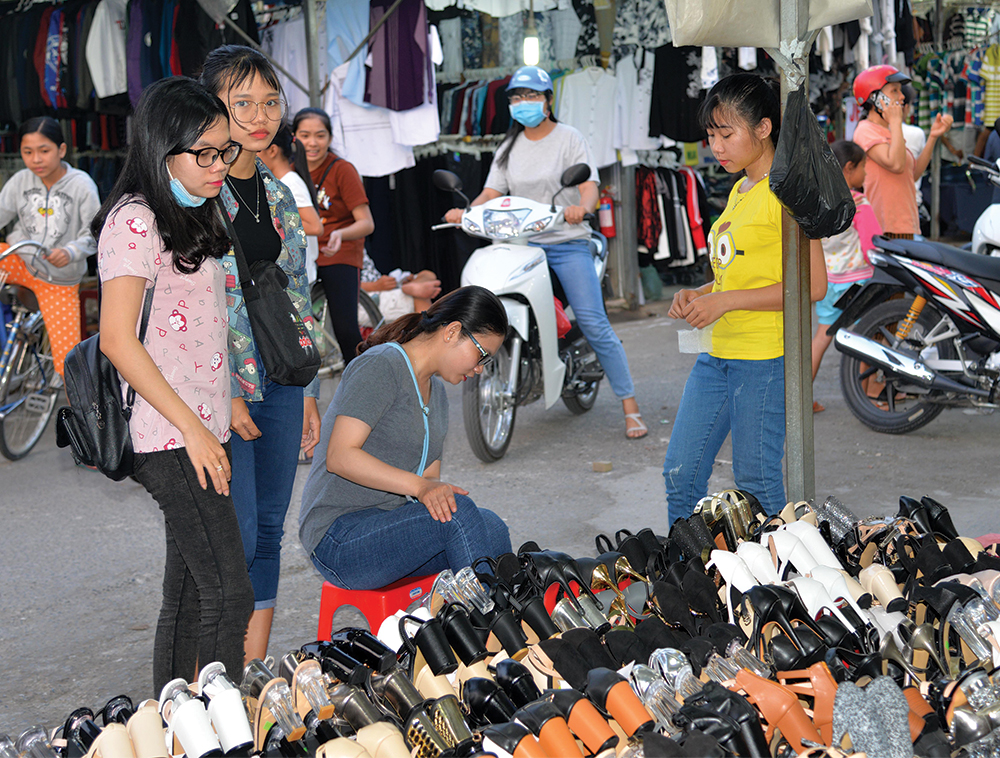 Nhiều SV chọn việc bán shop quần áo, giầy dép để kiếm thêm thu nhập