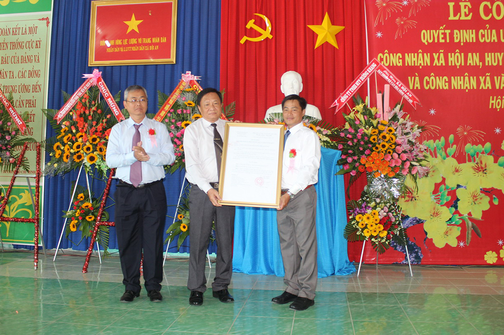 Giám đốc Sở Xây dựng tỉnh Nguyễn Việt Trí trao Bằng công nhận đô thị loại V cho xã Hội An