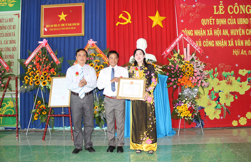 Chủ tịch UBND huyện Chợ Mới Ngô Hoàng Hiếu trao Bằng công nhận xã văn hóa nông thôn mới