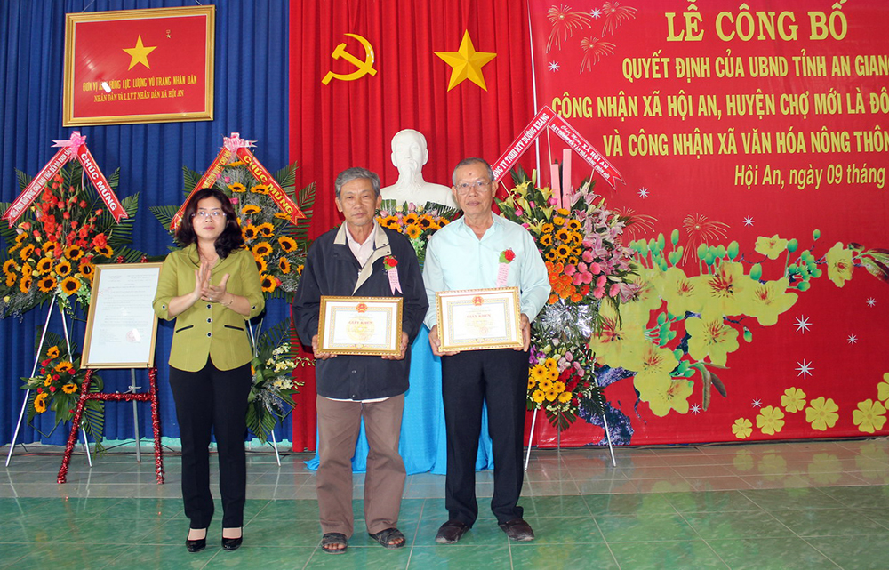 Chủ tịch UBND huyện Chợ Mới Ngô Hoàng Hiếu trao Bằng công nhận xã văn hóa nông thôn mới