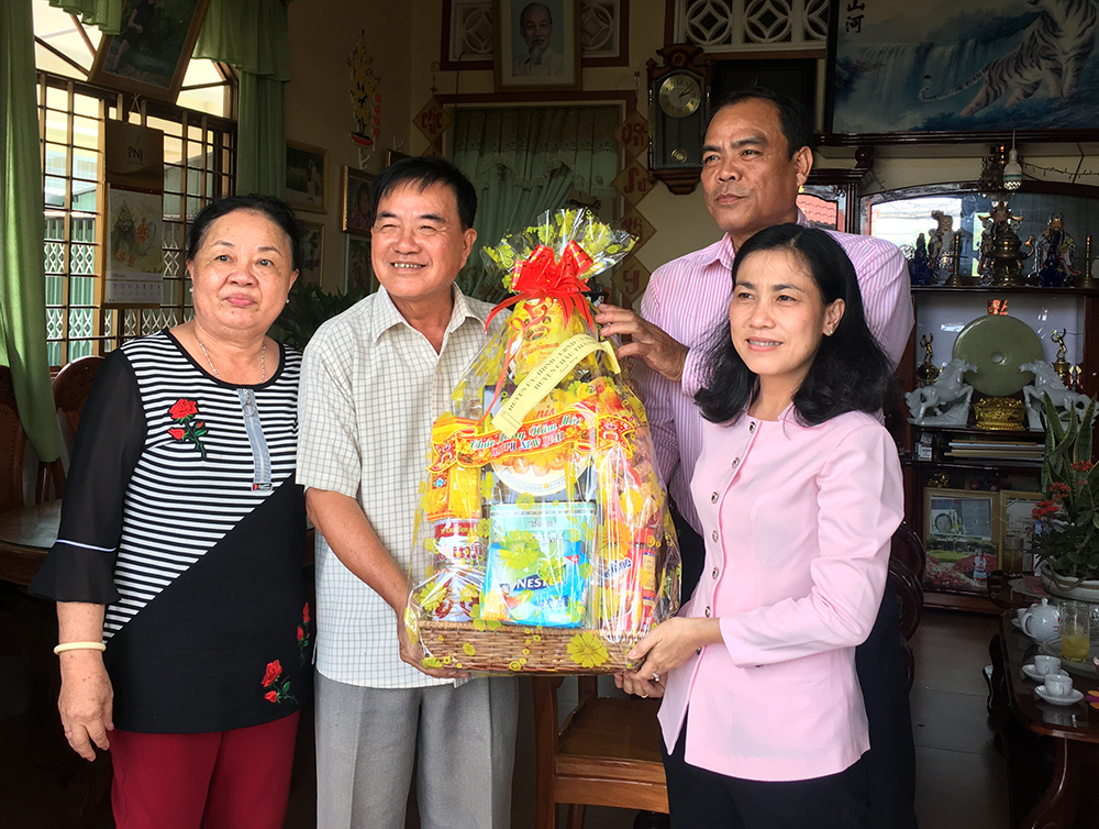 Bí thư Huyện ủy Châu Thành Đinh Thị Việt Huỳnh thăm hỏi, tặng quà cho cán bộ hưu trí