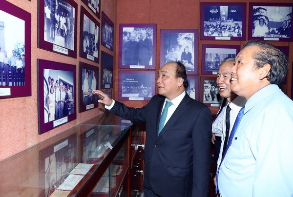 Thủ tướng Nguyễn Xuân Phúc đến thăm Nhà tưởng niệm nguyên Quyền Chủ tịch nước, Luật sư Nguyễn Hữu Thọ. (Ảnh: Thống Nhất-TTXVN)