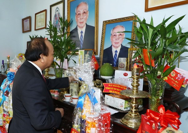 Thủ tướng Nguyễn Xuân Phúc đến dâng hương đồng chí Võ Chí Công. (Ảnh: Thống Nhất-TTXVN)
