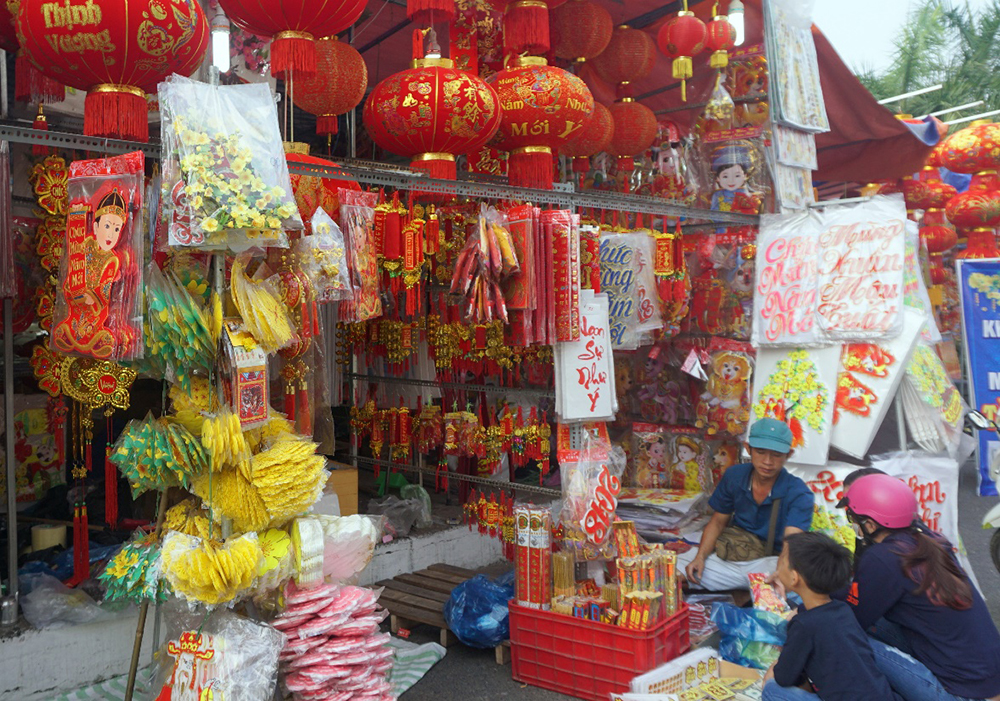 Hàng trang trí đậm truyền thống Tết Việt chiếm lĩnh thị trường