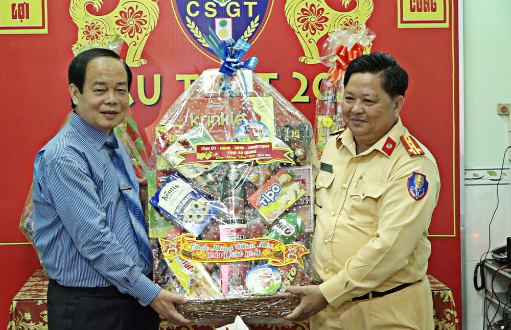 Chủ tịch UBND tỉnh Vương Bình Thạnh tặng quà, chúc Tết Phòng Cảnh sát giao thông (Công an tỉnh) và Ban Chỉ huy Quân sự TP. Long Xuyên