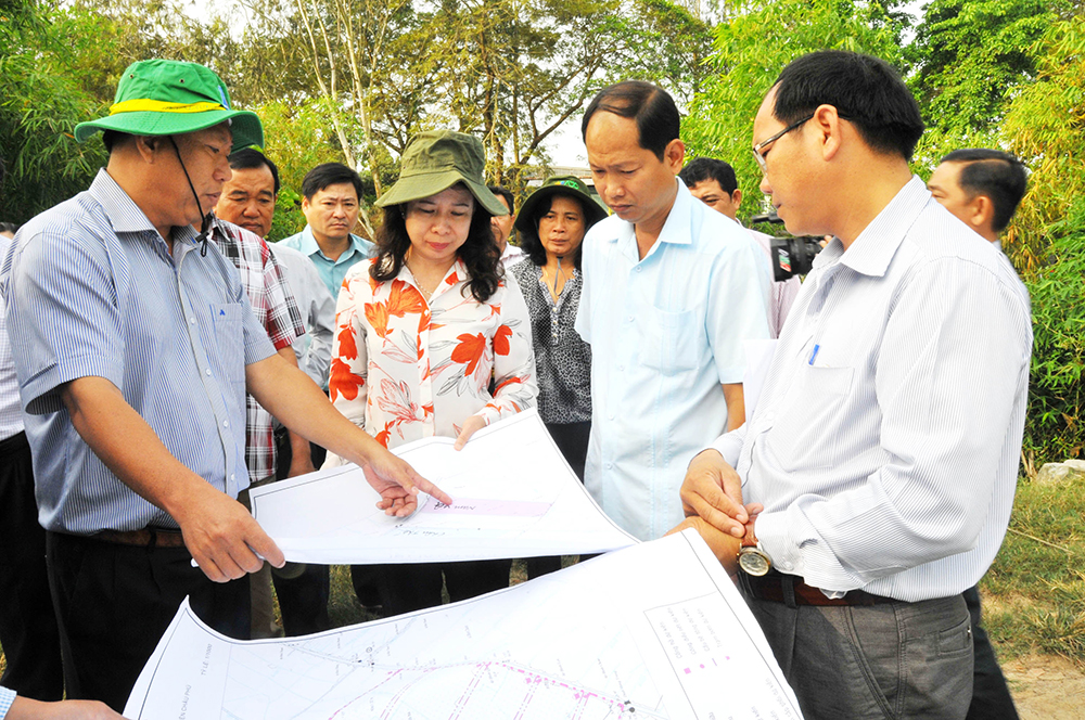 Bí thư Tỉnh ủy Võ Thị Ánh Xuân khảo sát vùng dự kiến sẽ triển khai thực hiện dự án NNƯDCNC tại xã Bình Phú