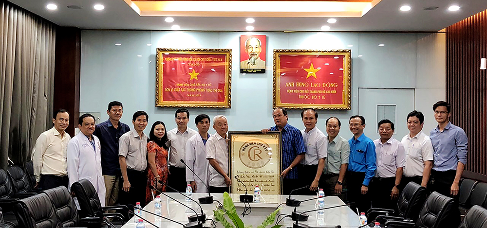 Phó Chủ tịch UBND tỉnh Nguyễn Thanh Bình tặng quà lưu niệm cho Bệnh viện Chợ Rẫy